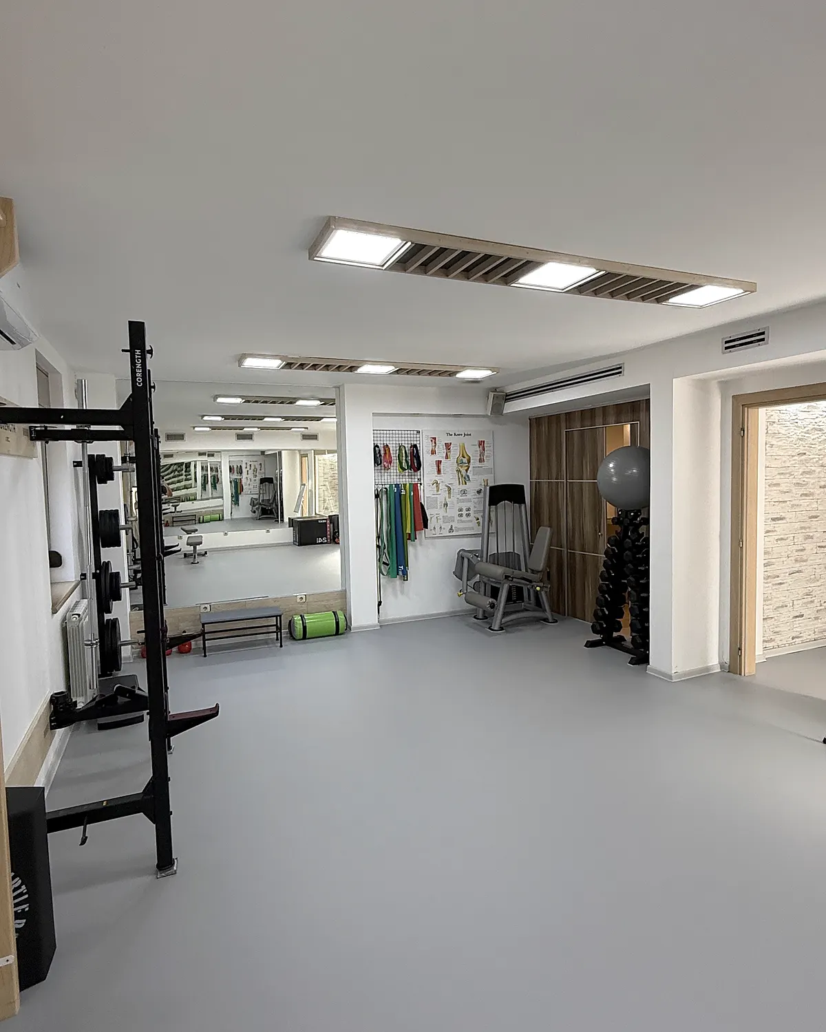 Sala za vežbanje sa ogledalima i opremom